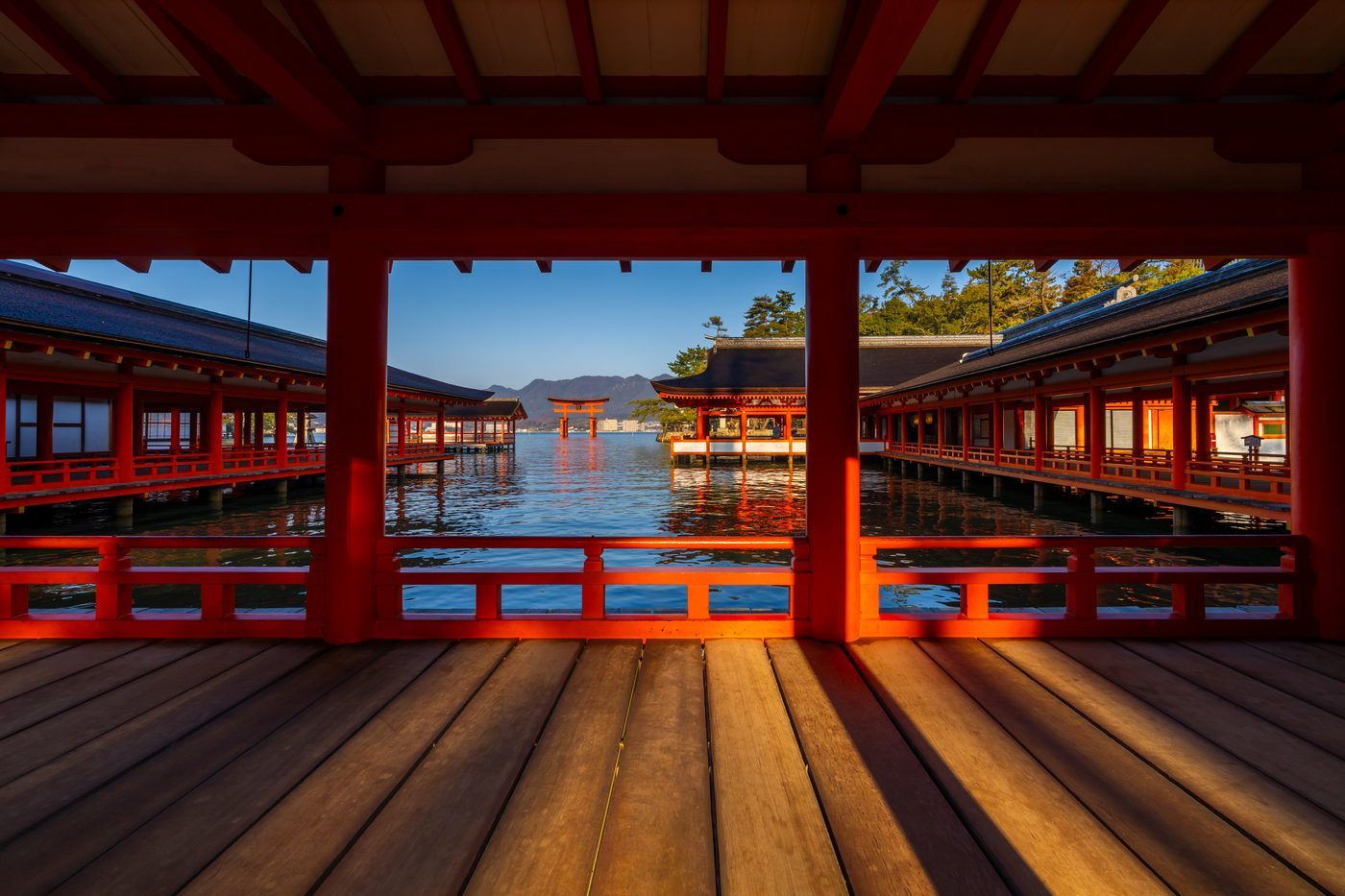 嚴島神社の回廊から望む大鳥居