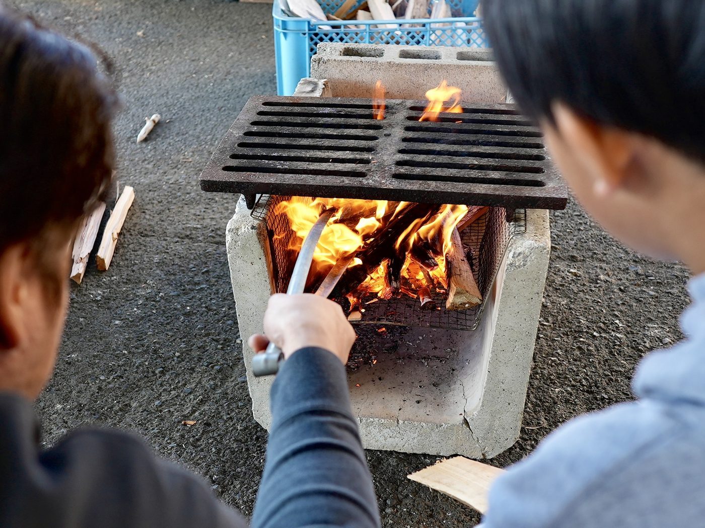 炎の上に置かれたグリル